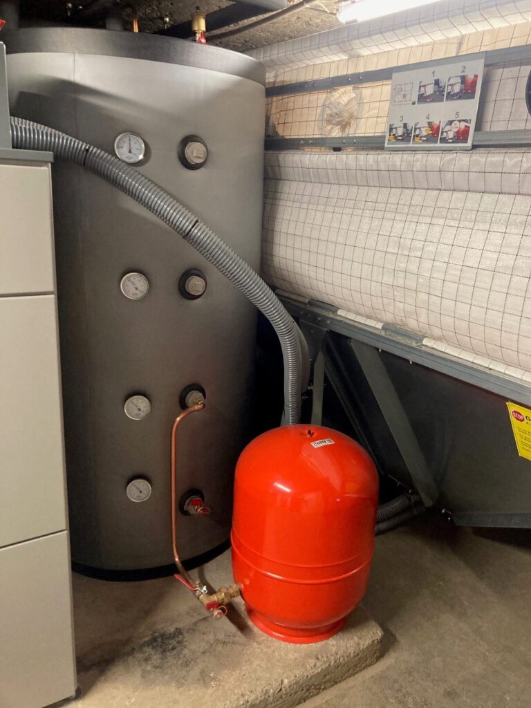 Chaudière à granulés de bois Biotech avec silo Geobox et tubage Modinox