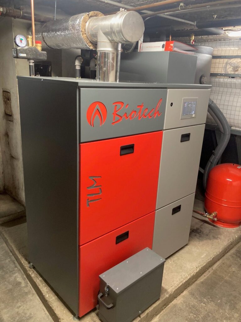 Chaudière à granulés de bois Biotech avec silo Geobox et tubage Modinox