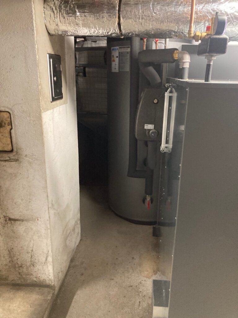 Chaudière à granulés de bois Biotech avec silo Geobox et tubage Modinox