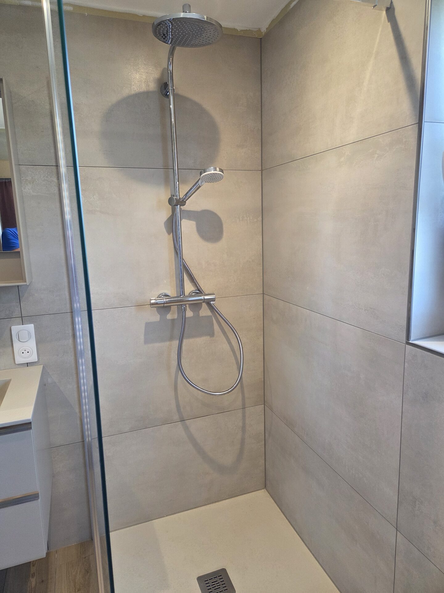 Salle de bain rénovée à Neuwiller : douche à l'italienne et meuble vasque suspendu