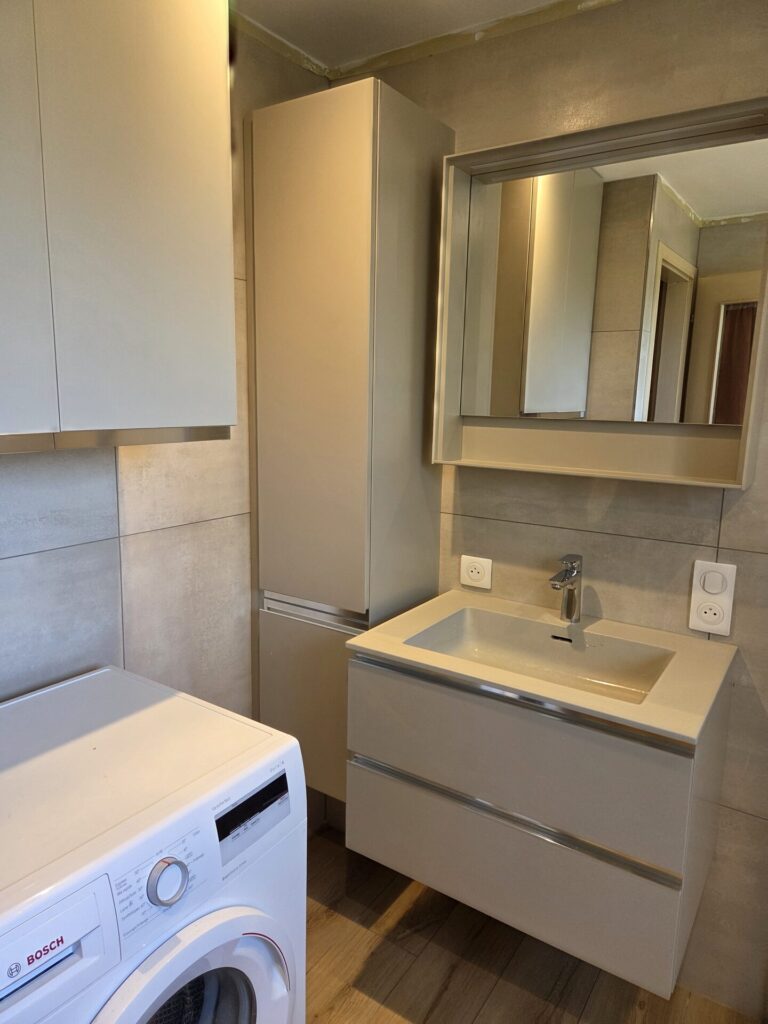 Salle de bain rénovée à Neuwiller : douche à l'italienne et meuble vasque suspendu