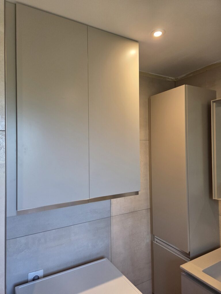 Salle de bain rénovée à Neuwiller : douche à l'italienne et meuble vasque suspendu