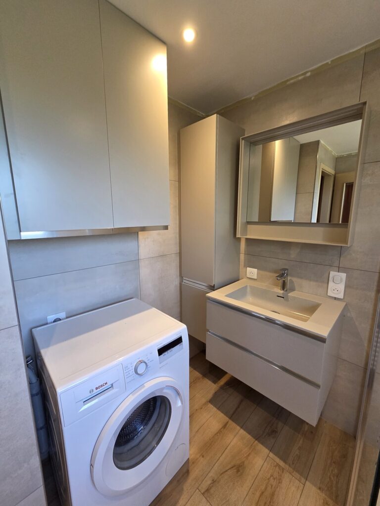 Salle de bain rénovée à Neuwiller : douche à l'italienne et meuble vasque suspendu