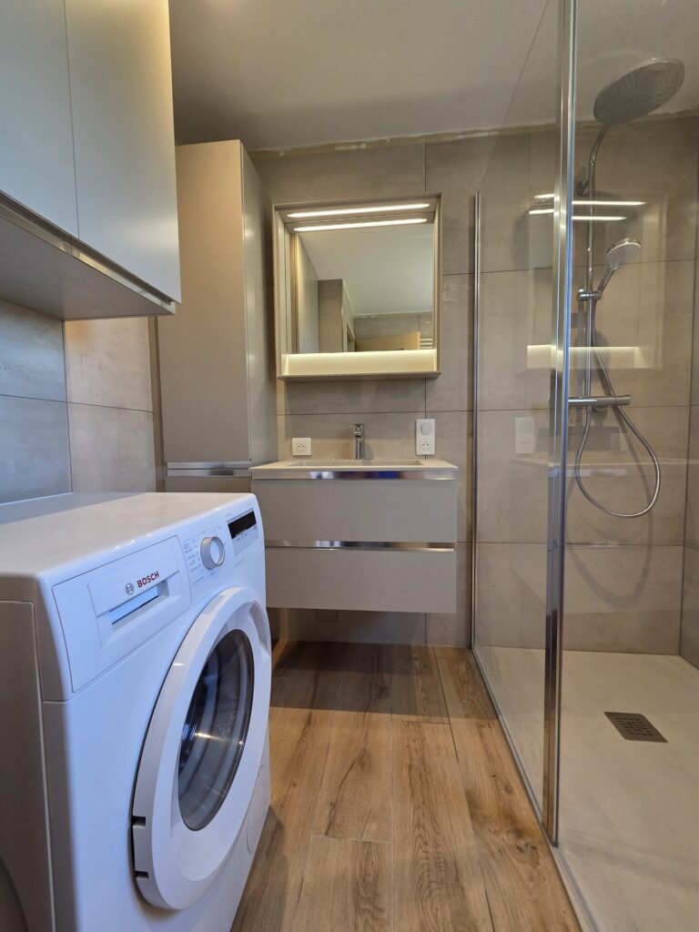 Salle de bain rénovée à Neuwiller : douche à l'italienne et meuble vasque suspendu