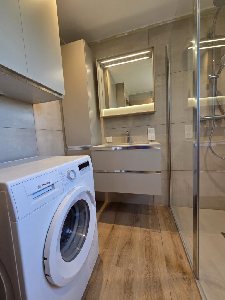Salle de bain rénovée à Neuwiller : douche à l'italienne et meuble vasque suspendu