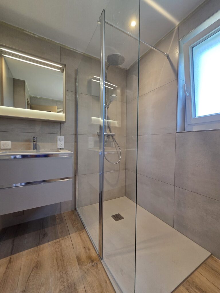 Salle de bain rénovée à Neuwiller : douche à l'italienne et meuble vasque suspendu