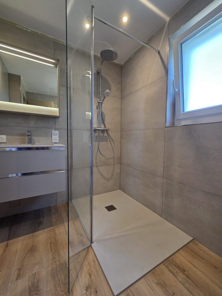 Salle de bain rénovée à Neuwiller : douche à l'italienne et meuble vasque suspendu