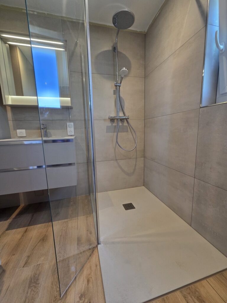 Salle de bain rénovée à Neuwiller : douche à l'italienne et meuble vasque suspendu