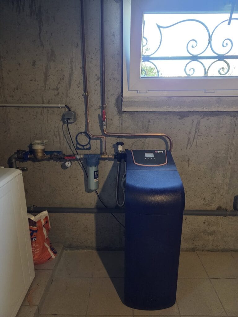 Adoucisseur d’eau installé en sous-sol pour protéger les équipements sanitaires