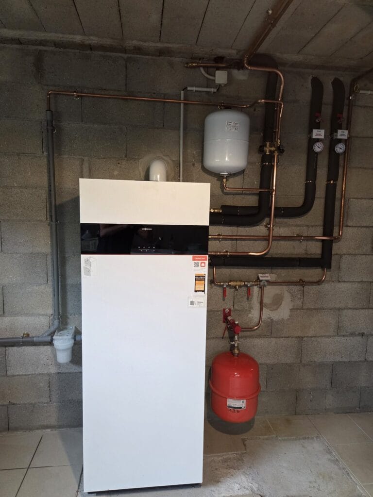 Chaudière gaz à condensation Viessmann Vitodens 111-F avec ballon intégré installée dans un sous-sol à Bartenheim