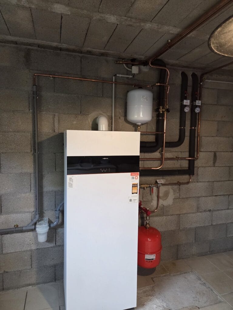 Chaudière gaz Viessmann Vitodens 111-F avec vase d’expansion et tuyauteries en cuivre