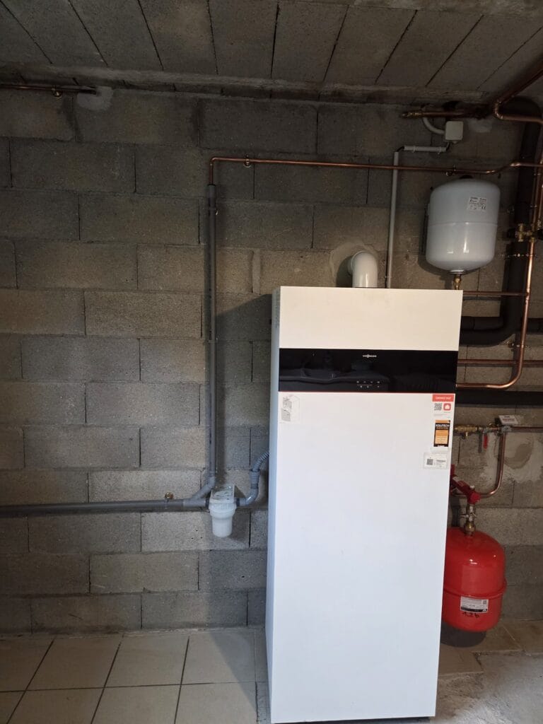 Installation de chaudière gaz à condensation Viessmann dans le Sundgau, raccordements en cuivre