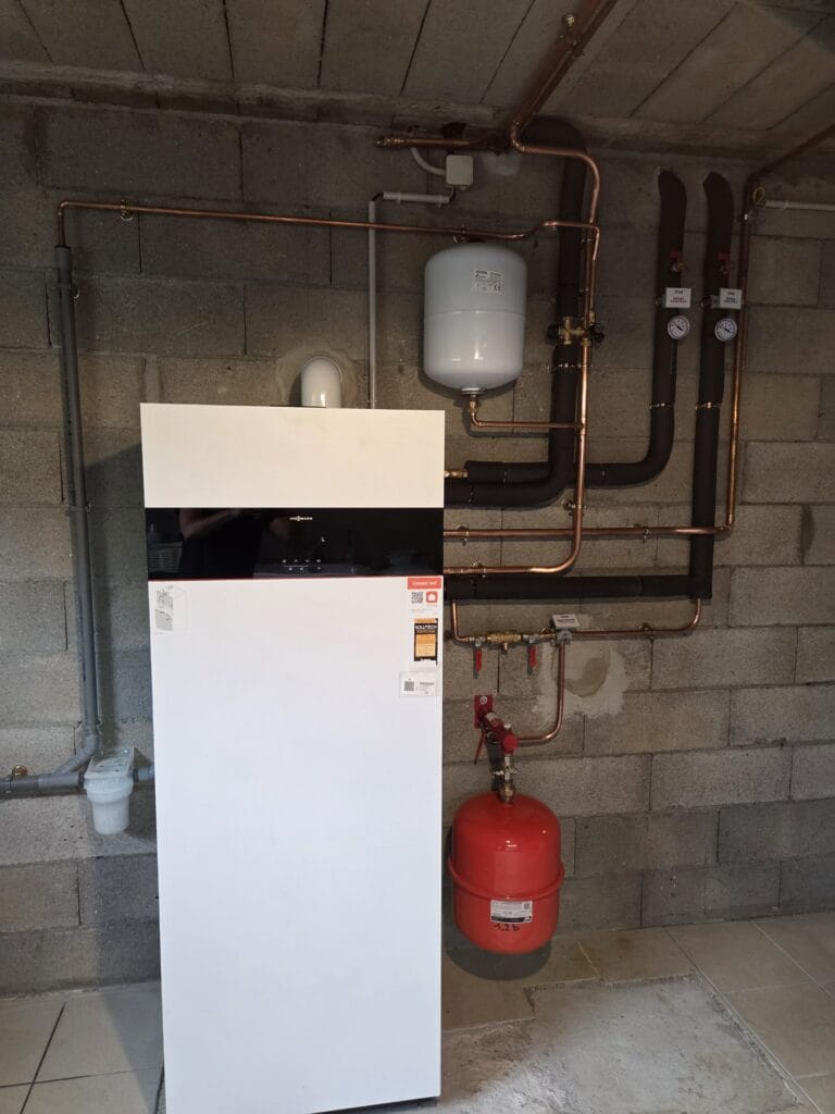Vue rapprochée de la chaudière gaz à condensation Viessmann Vitodens 111-F