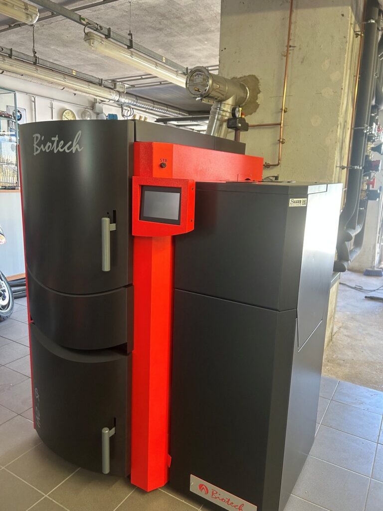 Chaudière automatique BIOTECH à granulés et bûches installée à Hirtzbach