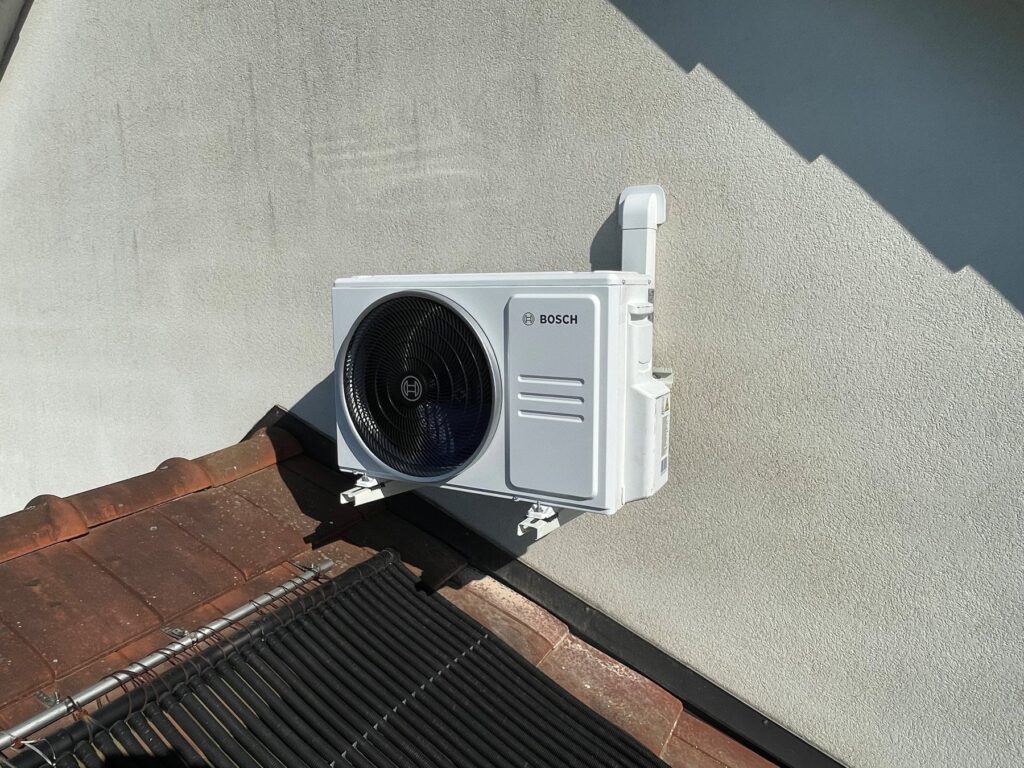 Unité extérieure de climatisation Bosch fixée en façade à Blotzheim