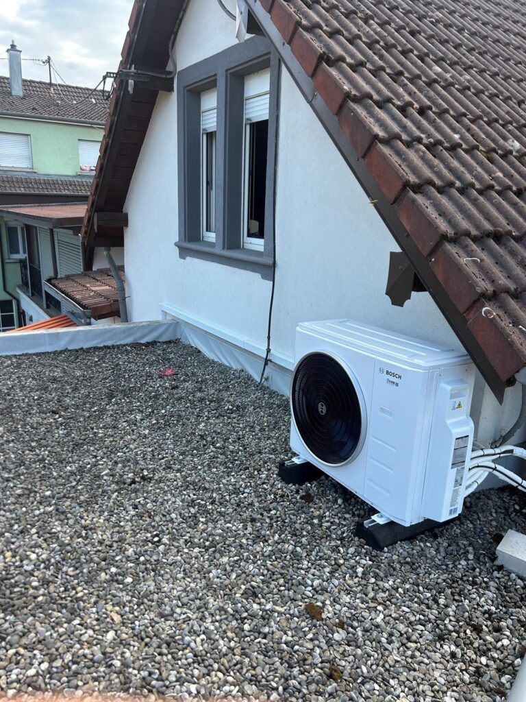 Unité extérieure de climatisation Bosch installée en toiture à Waldighoffen