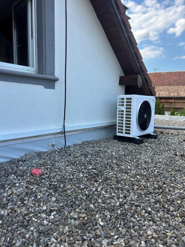 Groupe extérieur de la climatisation réversible Bosch à Waldighoffen