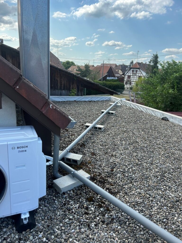 Unités extérieures des climatisations Bosch en toiture-terrasse à Waldighoffen