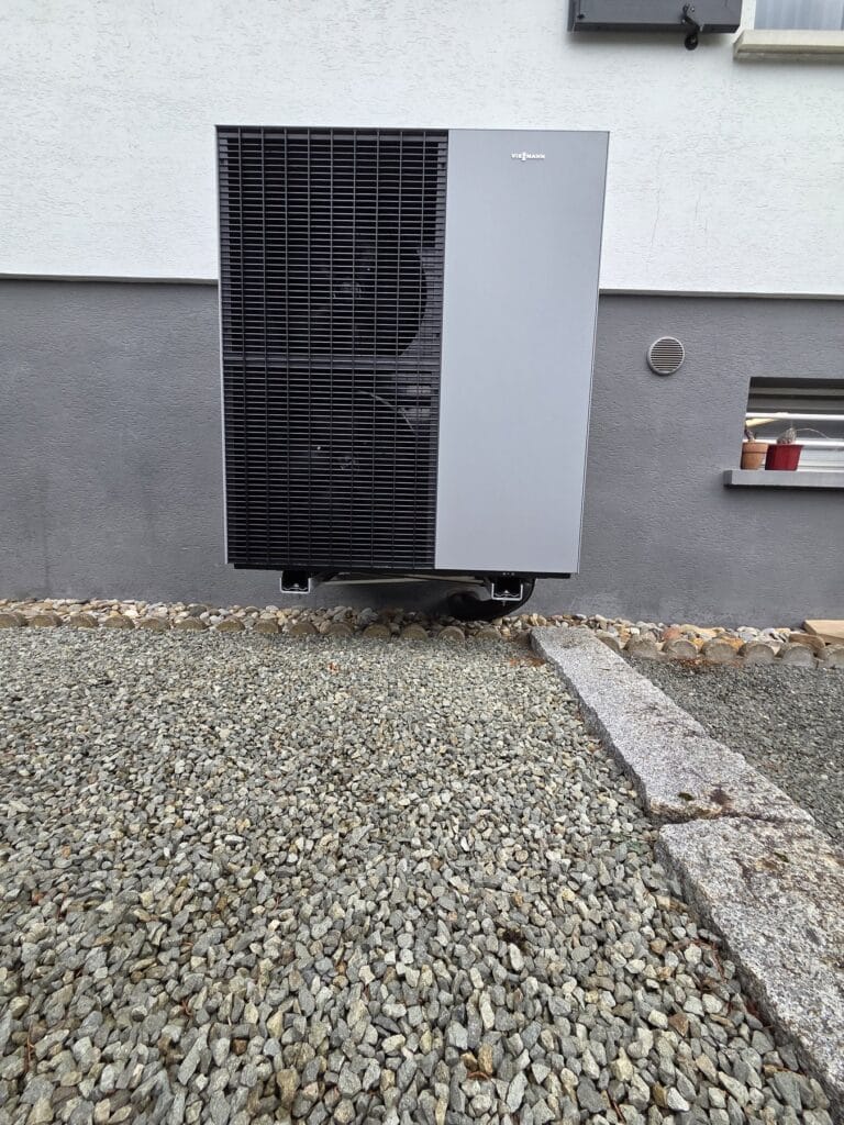 Unité extérieure de la pompe à chaleur air/eau Viessmann Vitocal 150-A installée sur la façade d’une maison à Retzwiller