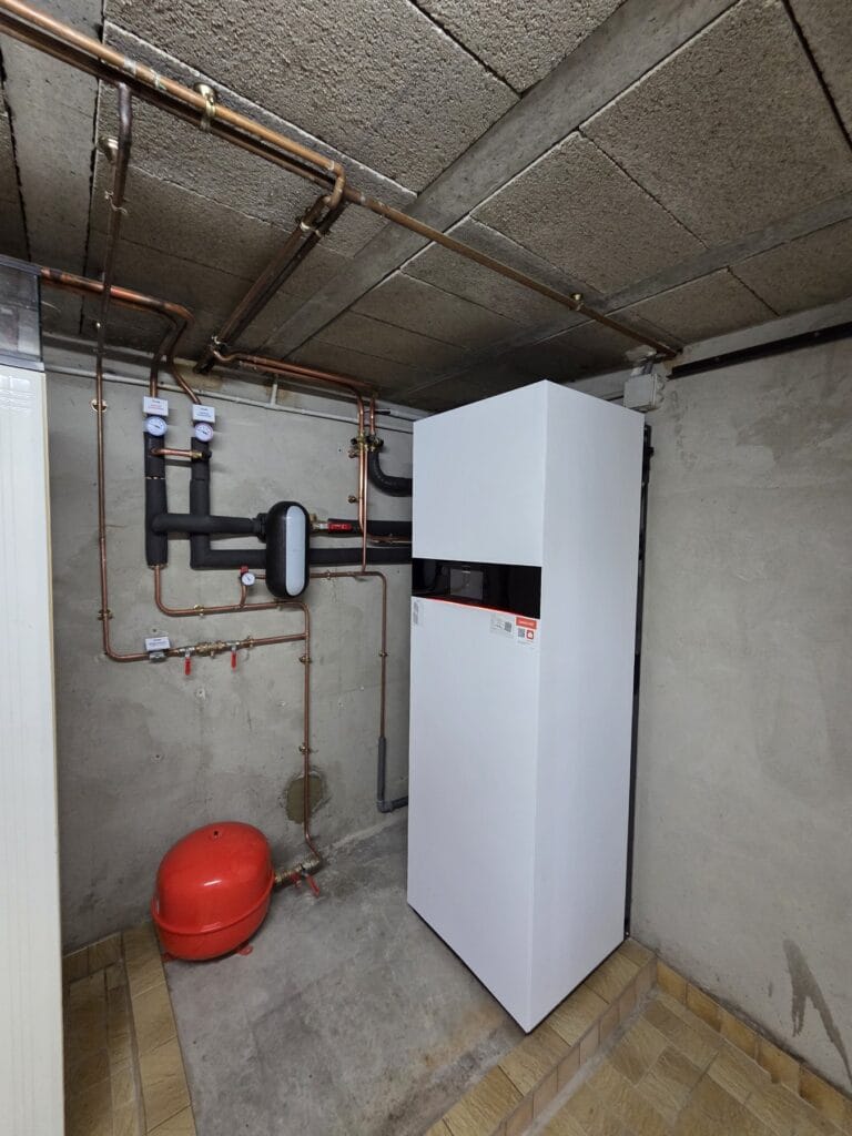 Vue d’ensemble de l’unité intérieure de la pompe à chaleur air/eau Viessmann en chaufferie, raccordements en cuivre neufs