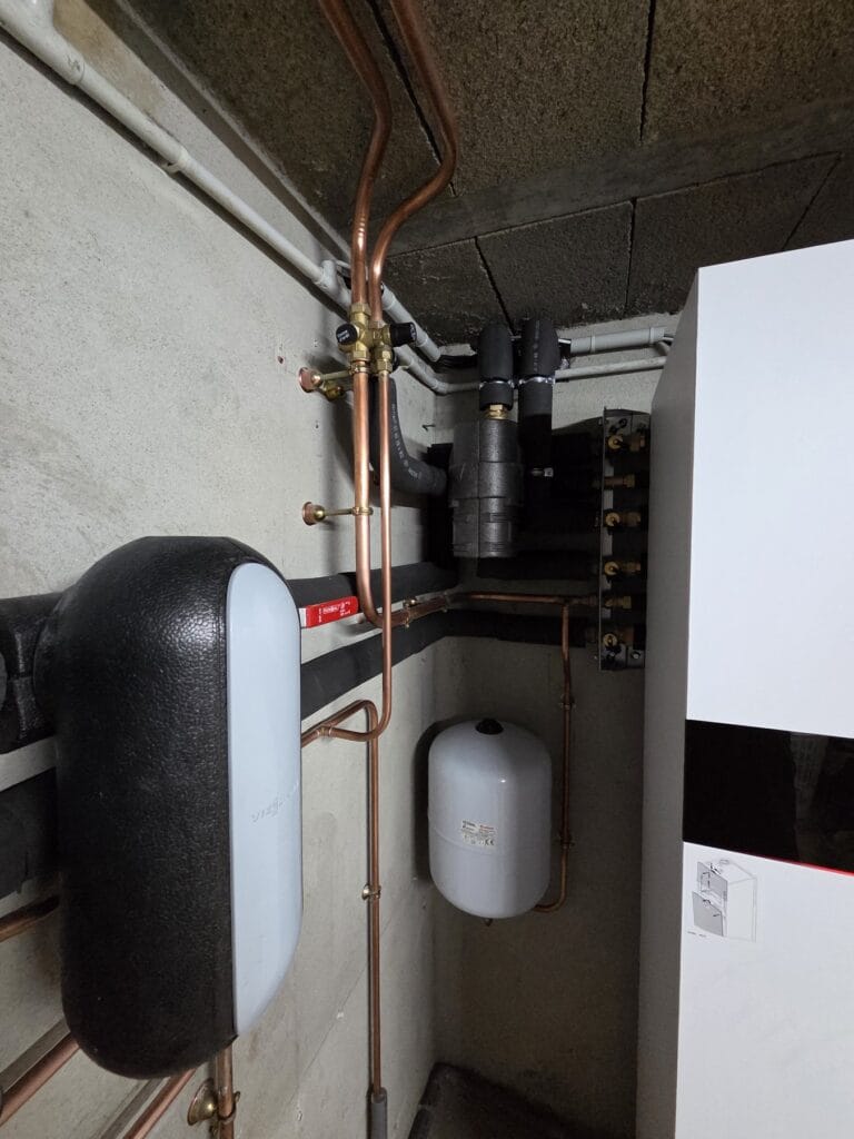 Détail des raccordements et de l’isolation des tuyauteries de la pompe à chaleur Viessmann