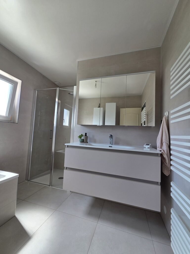 Salle de bain rénovée à Vieux-Ferrette : douche, meuble vasque et baignoire