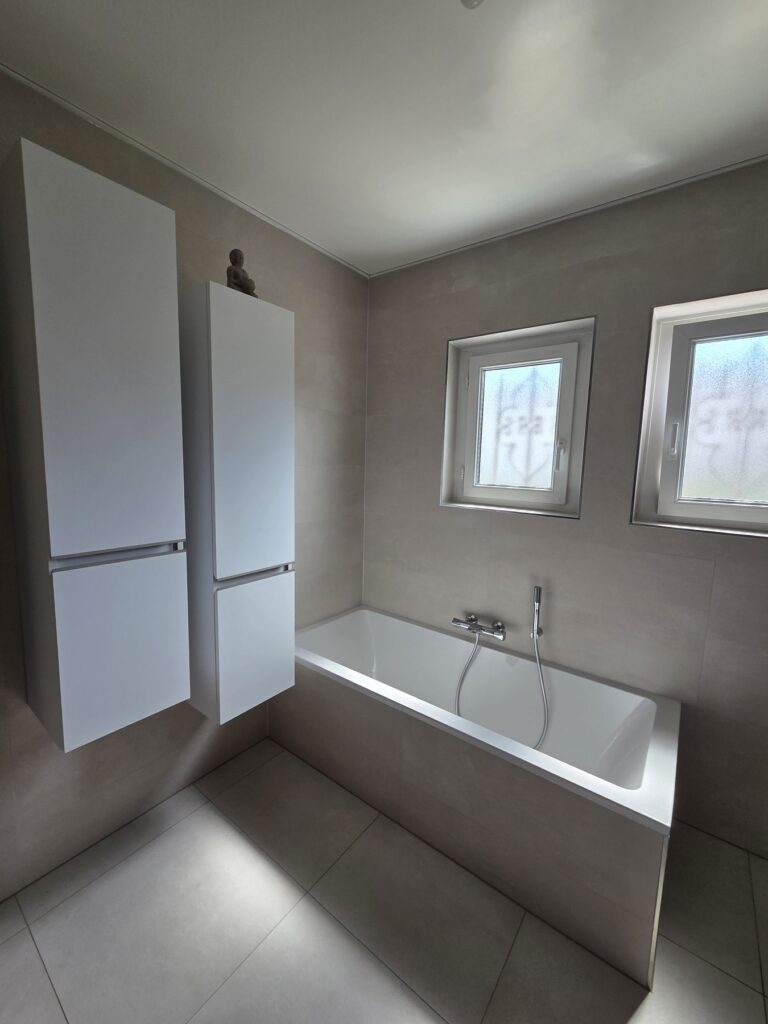 Baignoire et colonne de rangement dans la salle de bain rénovée à Vieux-Ferrette
