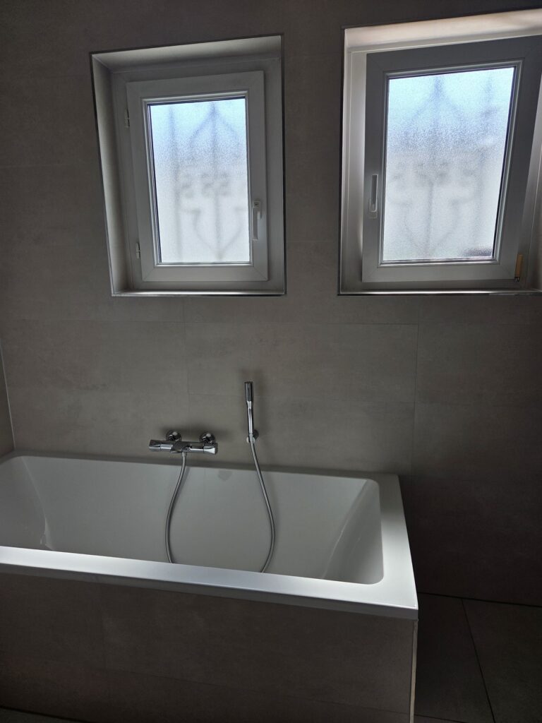 Baignoire encastrée et robinetterie de la salle de bain de Vieux-Ferrette