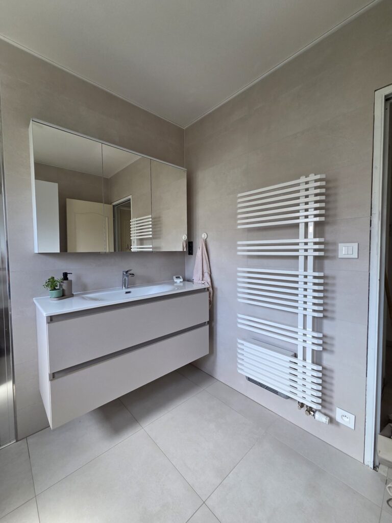 Meuble vasque et sèche-serviettes de la salle de bain rénovée à Vieux-Ferrette