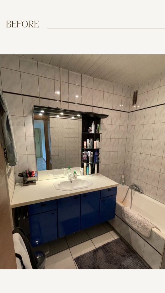 Salle de bains avant rénovation, meuble bleu et baignoire
