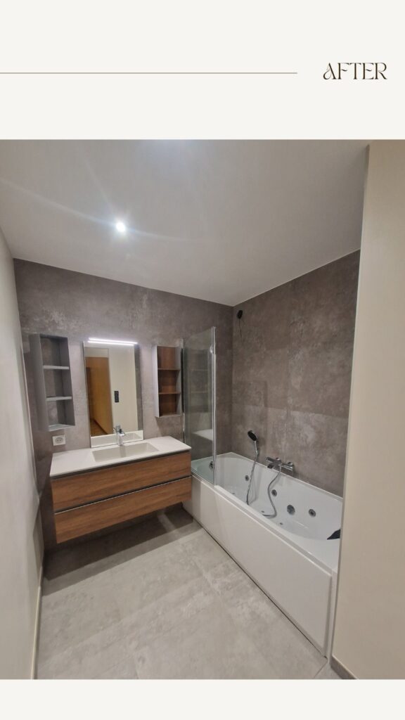 Salle de bains après rénovation : baignoire, double vasque et grand miroir