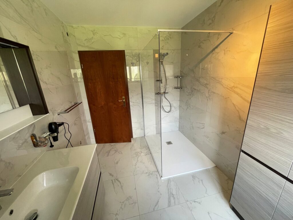 Après rénovation : douche à l’italienne et faïence effet marbre