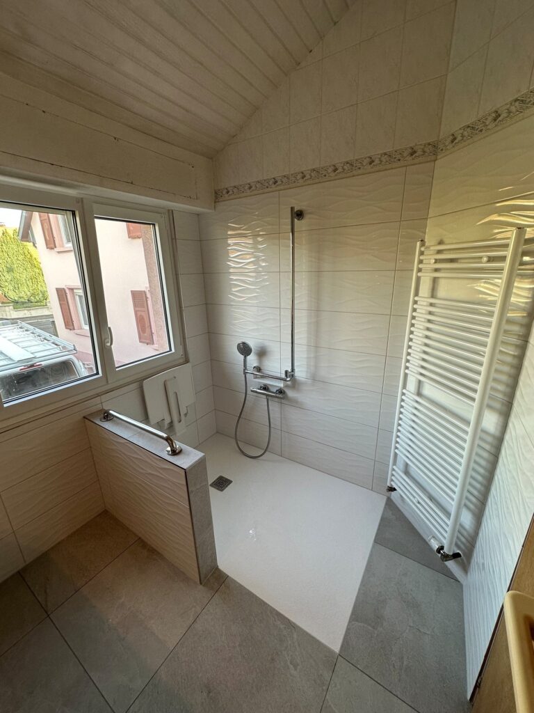 Avant rénovation : douche d’origine et faïence à frise