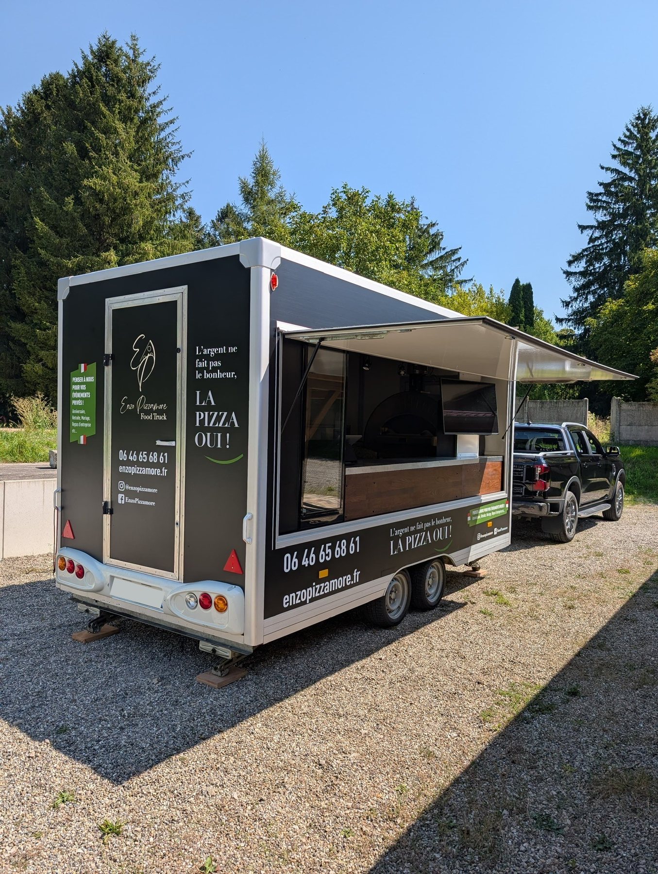 Le camion à pizza installé pour la soirée de l’équipe Bilger & Fils
