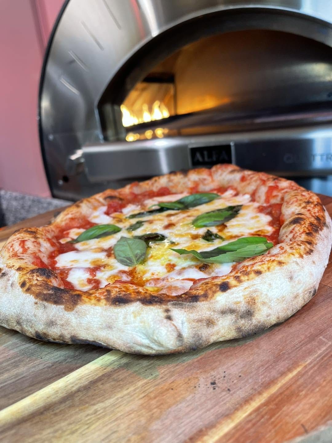 Pizza cuite au feu de bois lors de la soirée d’entreprise Bilger & Fils
