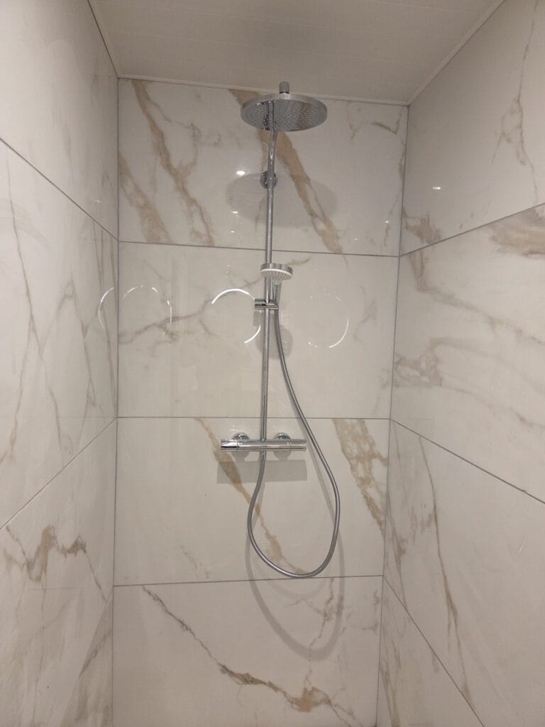 Espace douche aux panneaux muraux effet marbre et colonne de douche thermostatique, salle d’eau à Battenheim