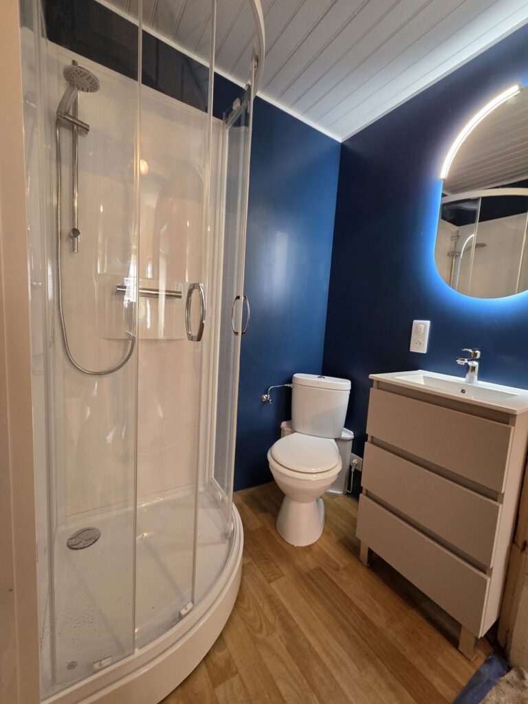 Petite salle d’eau à l’étage à Ferrette avec cabine de douche, WC sanibroyeur et meuble vasque